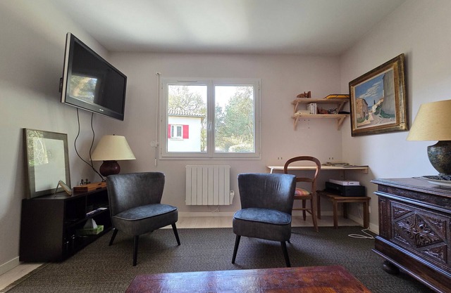 Apartamento acogedor con jardín privado a 10 min de la playa, parking incluido