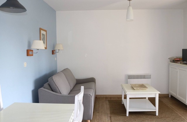Acogedor Apartamento en Parentis-en-Born - Piscina, Cerca del Lago, Ideal para 4 Personas
