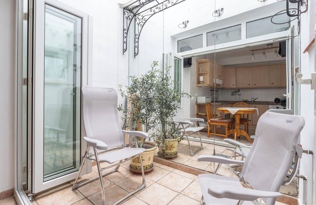 Acogedor apartamento con patio soleado, barbacoa, Wi-Fi y aire acondicionado