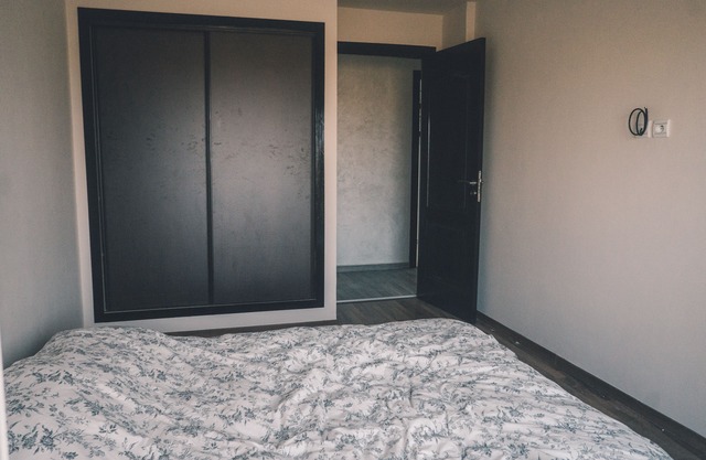 Acogedor apartamento con piscina y jardín.