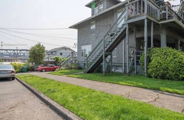 Cozy APT close to UW and Water