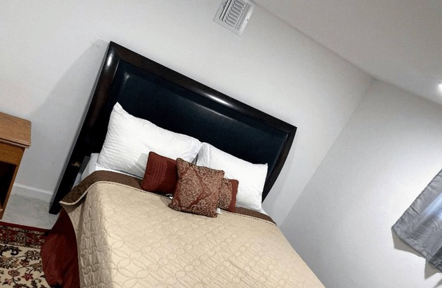 Cozy Basement Apartment, 40-Min Drive to New York City Free parking.