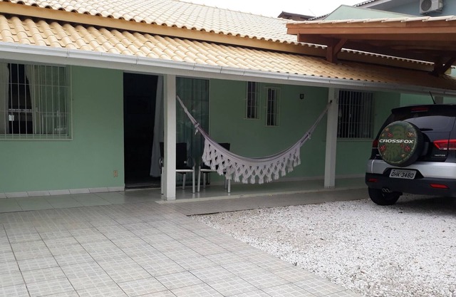 Acogedora casa de playa con balcón cerca del parque y centro de Beto Carreiro
