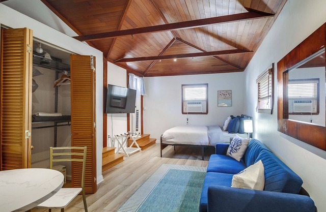 Cozy Beach Studio – Sleeps 2, Walk to Ocean