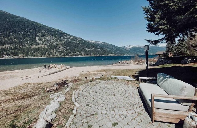Cozy Beachfront Retreat on Kootenay Lake