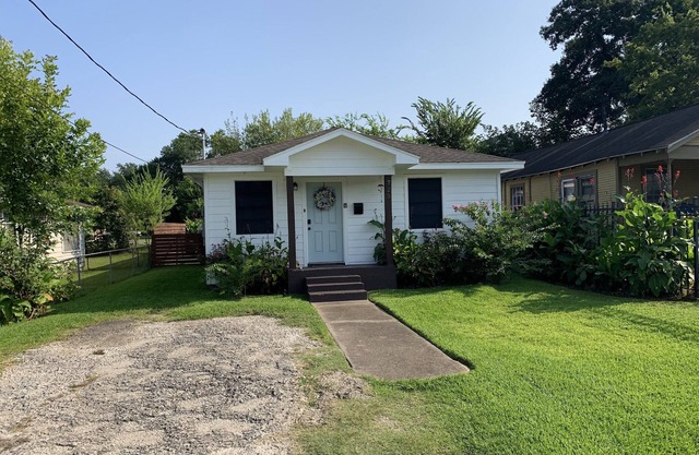 Cozy Bungalow in the Heights of Houston!!!