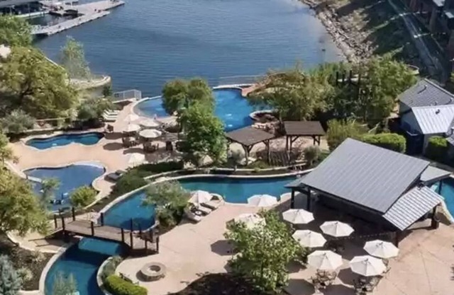 Cozy cabin by the lake with amazing amenities and resort pool!