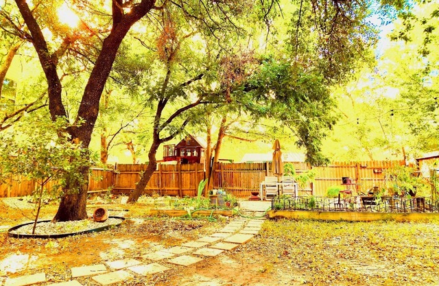 Cozy cabin in Southeast Austin; located between the airport and downtown Austin
