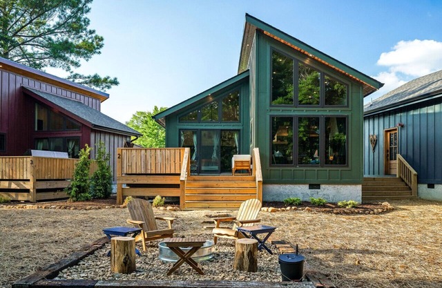 Cozy Cabin w/ Hot Tub, Sauna, Pickleball & Plunge!