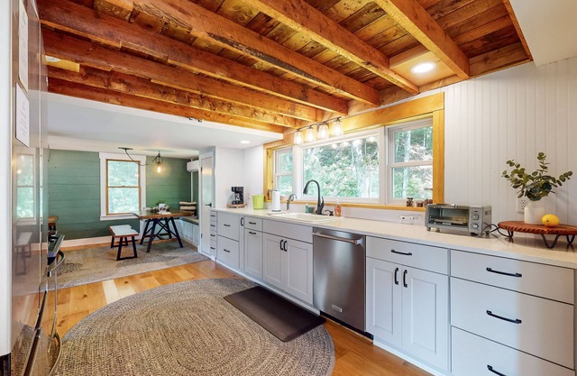 Cozy cabin w/mountain view, brook, dog-friendly, firepit, deck, wifi, TVs, BBQ