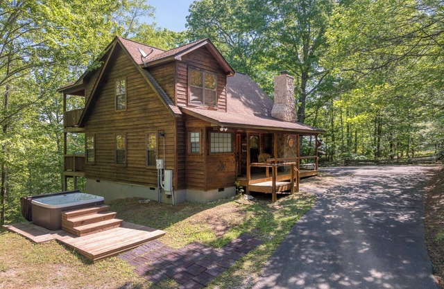 Cozy cabin with seclusion and nature all around ! Enjoy a evening in the hot-tub