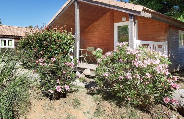 Acogedor chalet con terraza cubierta en una zona verde
