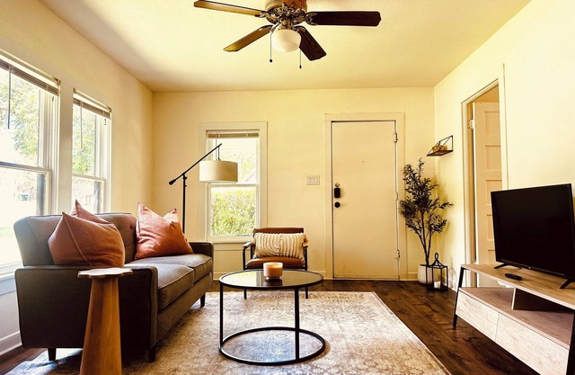 Cozy Charm in Fantastic Location, Fenced Yard, By TXST & Downtown