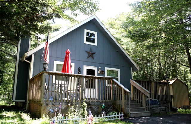 ACOGEDOR Y LIMPIO! 2 BR Pocono MTN Chalet con excelente ubicación!