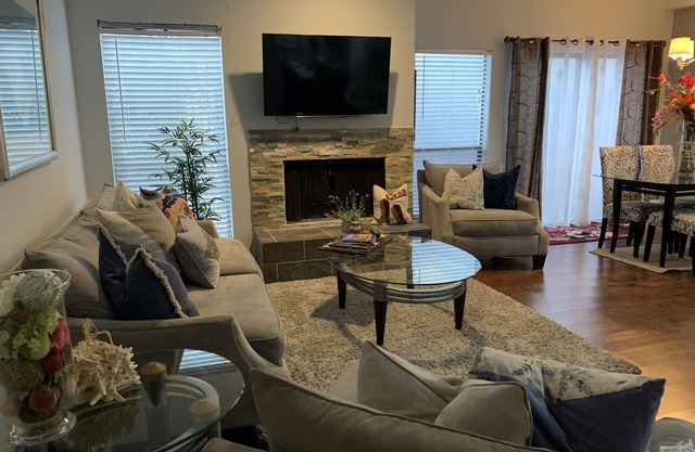 Hermosa tranquila 2Bd / 2Ba Apartamento totalmente amueblado en el corazón de Galleria