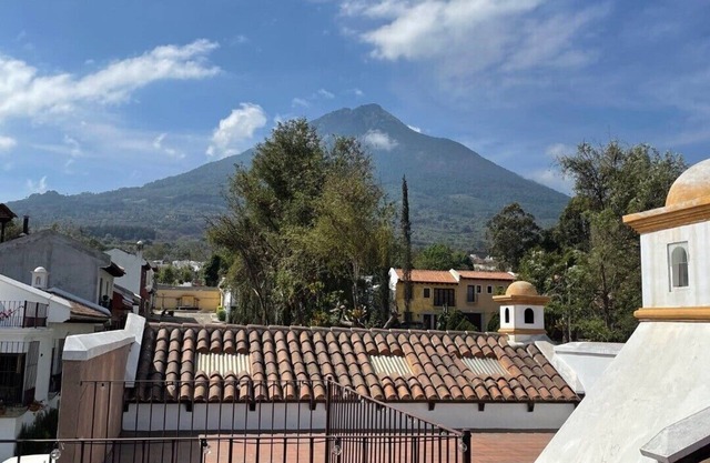 COZY COLONIAL TWO-BEDROOM FAMILY HOME WITH BEAUTIFUL TERRACE WITH VOLCANOES VIEW