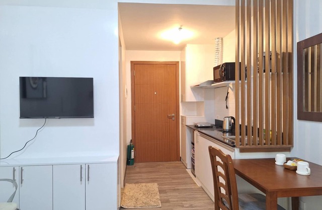 Cozy condo in lovely Cebu City with fitness room, WiFi, AC, kitchen