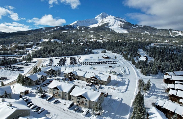 Cozy Condo Located Minutes from the Biggest Skiing in America