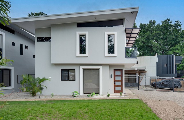 Cozy condo with shared community pool, private washer/dryer, and WiFI