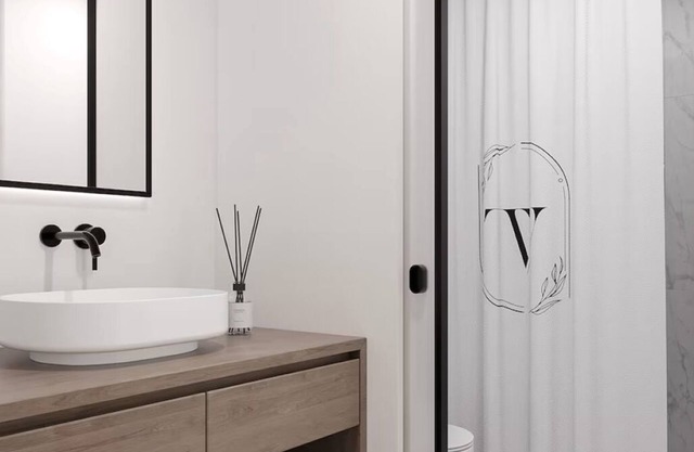 Cozy Contemporary Room w/ Private Bath – Close to Disney Parks