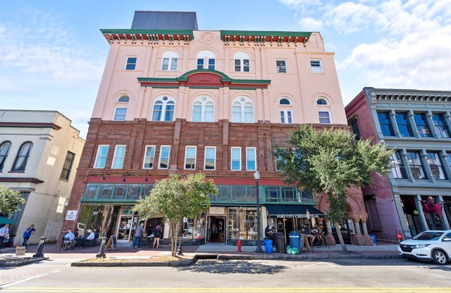 Cozy Convenient downtown Condo