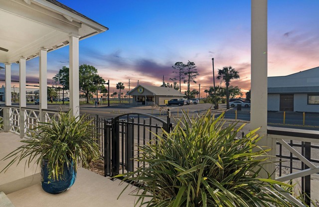 Cozy Cottage 4 of 4 with Bay View|2BR |Pool|Grill|Roll-in Accessible Shower