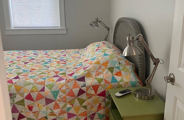 Cozy cottage near 6 pickleball courts & just over a mile to town or beach!