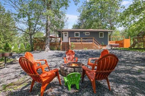 COZY COTTAGE Spacious 4Bdrm 2Bth, Hot Tub, Game Movie Room, Firepit, Arcades, Backyard Playground, 2 Min Walk To Pool, Lake, Beach, Basketball, Minigolf and Tennis