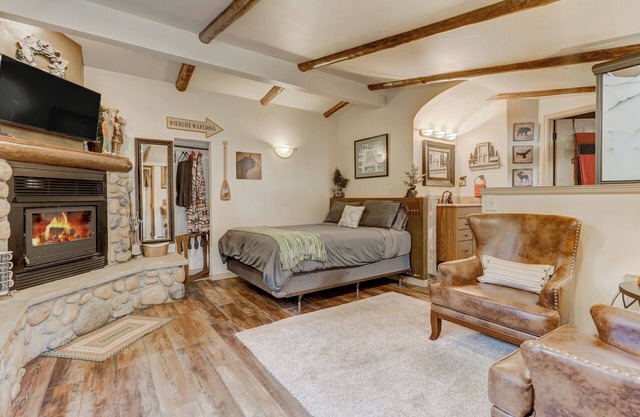 La sala de la cascada es un alojamiento acogedor riachuelo en la base del pico de los lucios.