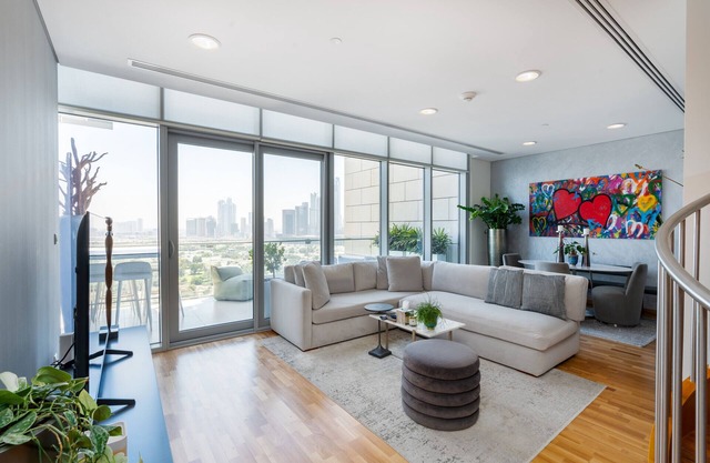 Cozy DIFC Duplex w/ Burj View, Pool and Gym
