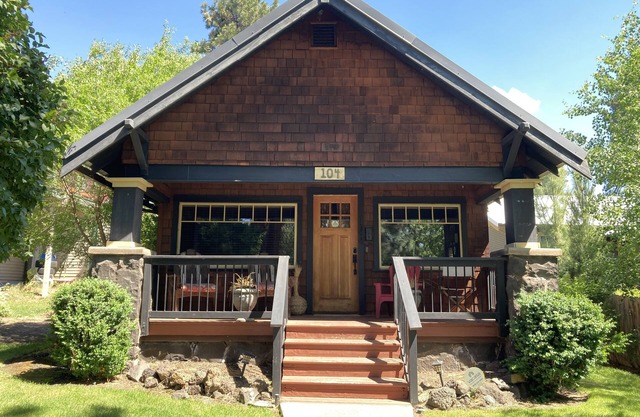 Cozy Downtown Craftsman with firepit, yard, & covered porch - walk to breweries