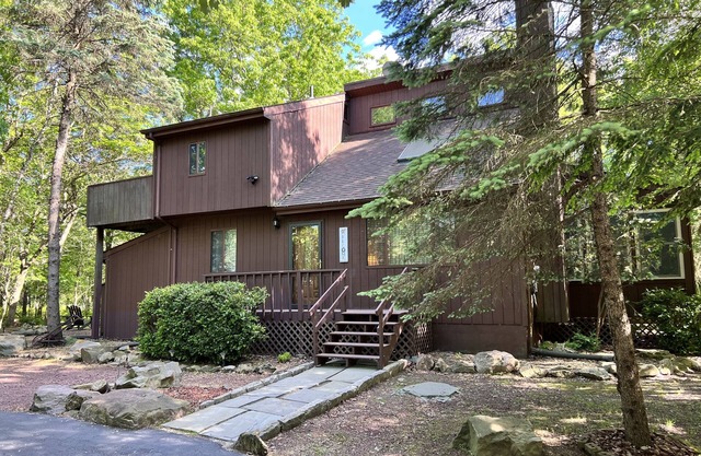 COZY FAMILY HOUSE WITH BIG HOT TUB / DECK / FIRE PIT- 5 MINUTES FROM LAKES!!!