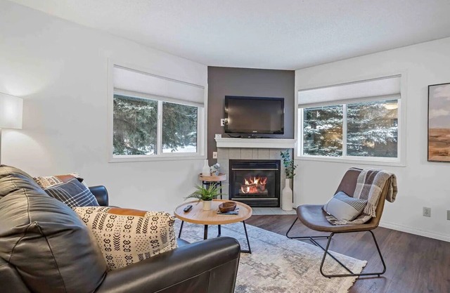 Cozy Family Retreat Banff Gate 2-Story 2-BR Condo with Hot-Tub and Full Kitchen