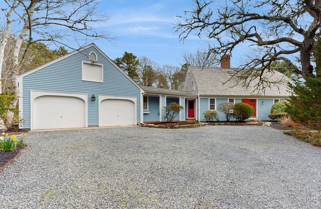 Cozy family retreat with kayaks, board games, AC, and beach access