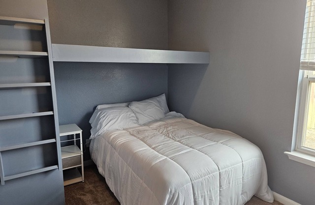 Cozy fully furnished 1-bedroom apartment with WiFi, AC in pleasant New Braunfels