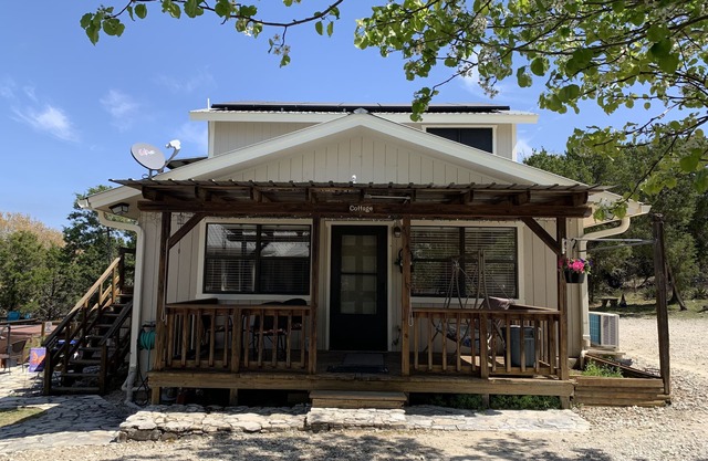 Acogedora casa de huéspedes con bañera de hidromasaje y piscina en Wimberley, TX