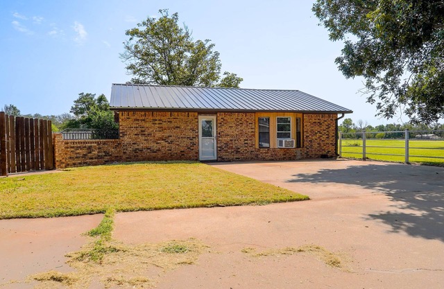 Pet & Horse Friendly 1 Bed 1 Bath Guesthouse On Farm w Pool Access Wichita Falls