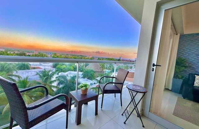 Cozy Hideaway Condo, Full AC, Fast Wi-Fi, Pool, 5 min to Beach