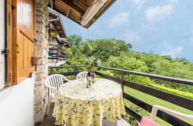 Acogedor apartamento vacacional con balcón, vistas al lago y wifi; aparcamiento disponible, se admiten mascotas