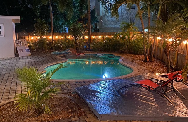 Cozy home away from home. Five minute from Las Olas. 15 minutes to beach.