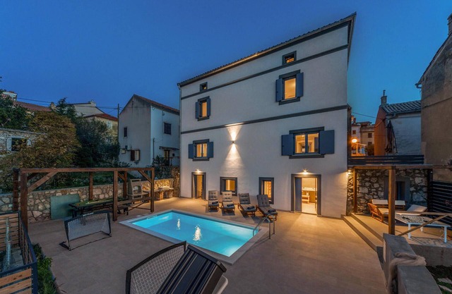 Acogedora casa en Omisalj con sauna