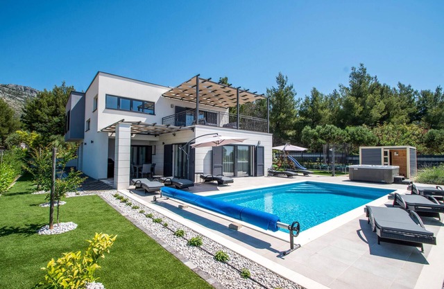 Acogedora casa en Orebic con jacuzzi