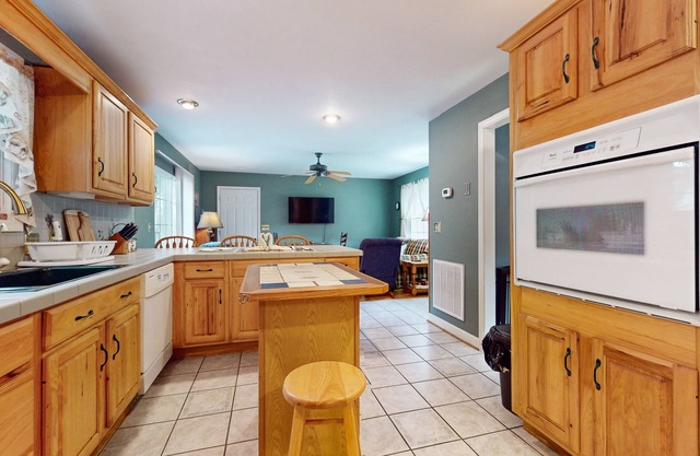 Cozy home w/ large yard, games, close to Douglas Lake - free attraction tickets