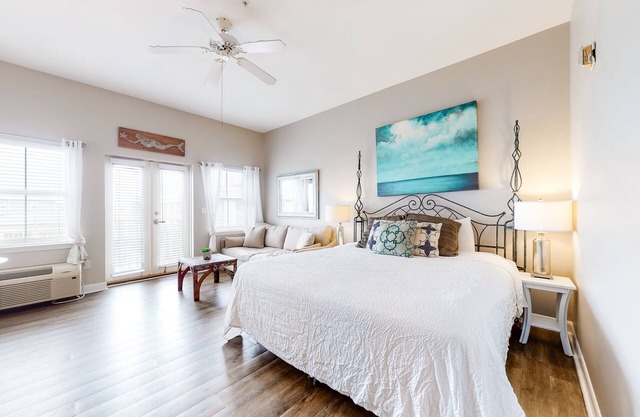 ¡Adorable estudio cerca de la playa con WiFi gratis, cocina y piscina compartida!