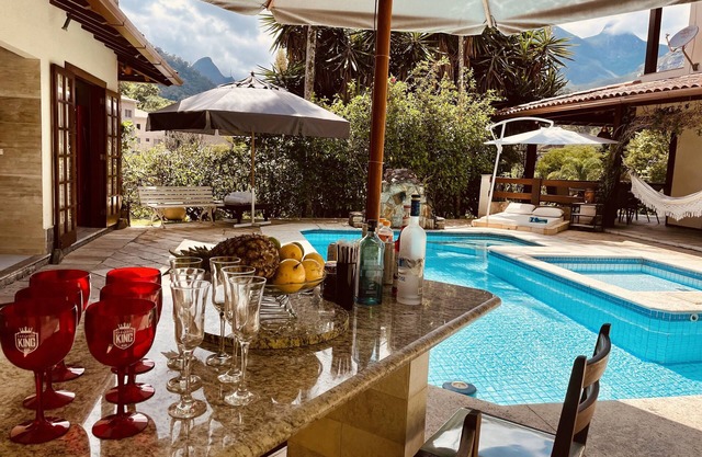 Acogedora casa con chimenea y piscina climatizada en Correas
