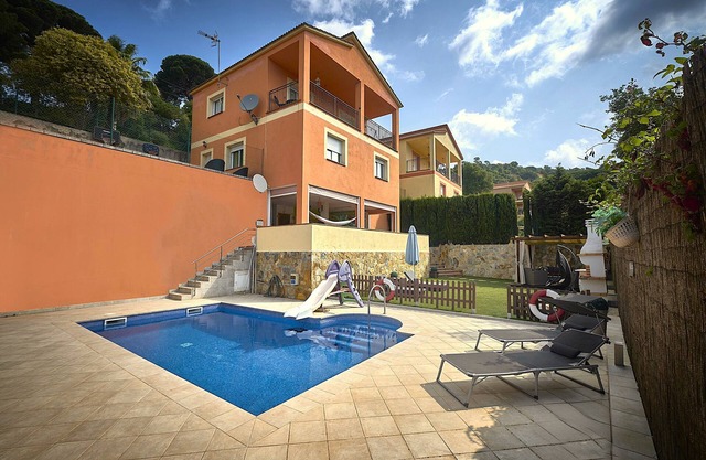 Cozy house with pool