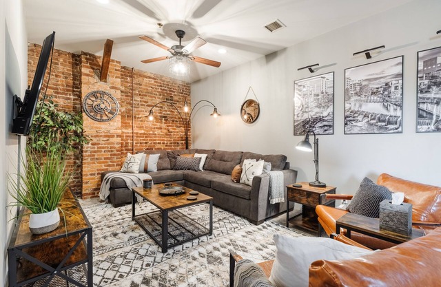 Cozy Industrial 2-KING Bdrm S. Main Street Downtown Condo w/ Foosball Table