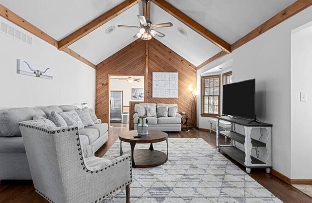 Cozy King Beds OffSt Parking Mins from Attractions