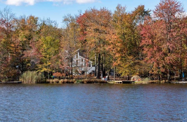 Cozy Lakefront Poconos Cabin | Hot Tub, Kayaks