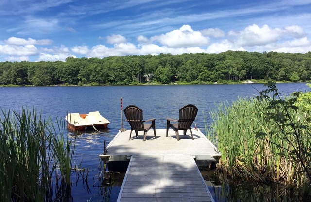 Cozy Lakefront Retiro Poconos en una comunidad privada